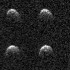 El día antes de que el asteroide 2008 OS7 se acercara a la Tierra el 2 de febrero, esta serie de imágenes fue capturada por la poderosa antena de radar del Sistema Solar Goldstone de 70 metros en California.