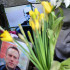 Flores colocadas alrededor de un retrato del fallecido líder opositor ruso Alexéi Navalny.