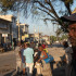 Personas caminan cerca a la Penitenciaría Nacional este domingo, en Puerto Príncipe (Haití), este 3 de marzo.