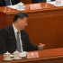 Xi Jinping habla con Li Qiang durante el evento.