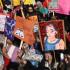 Mujeres sostienen pancartas y gritan consignas durante una marcha con motivo del Día Internacional de la Mujer