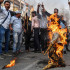 Miembros de la organización estudiantil Asom Jatiyatabadi Yuba Chatra Parishad (AJYCP) queman la efigie del primer ministro indio Narendra Modi durante una protesta contra la implementación de la Ley de Enmienda de Ciudadanía.