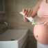 Durante el embarazo se segregan una serie de hormonas que facilitan la inflamación y el sangrado de encías.