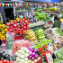 Puesto de venta de frutas y verduras en la Plaza de Mercado Paloquemao.