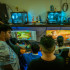 Un cibercafé en Ciudad Quezón, la ciudad más poblada de Filipinas, donde los clientes juegan juegos que los recompensan con criptotokens.