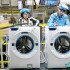 China produce un tercio de los bienes manufacturados del mundo. Una línea de producción de lavadoras en Qingdao.