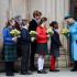 La Reina Camilla recibe un ramo en Londres el 11 de marzo, al final de la ceremonia anual del Día de la Commonwealth.