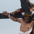 El filipino Rubén Enaje (i), que interpreta a Jesucristo, recrea escenas de la crucifixión y muerte.