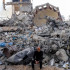 Dos palestinos inspeccionan los escombros en Gaza cerca del Hospital Al-Shifa.