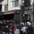 Miembros del Departamento de Bomberos de Estambul intentan controlar el incendio en un club nocturno en Estambul, Turquía.