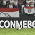 James Rodríguez de Sao Paulo pasa el balón este miércoles, en un partido de la fase de grupos de la Copa Libertadores entre Sao Paulo y Cobresal en el estadio Morumbi en Sao Paulo (Brasil). EFE/ Isaac Fontana