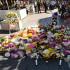Ciudadanos colocan este domingo flores y velas en el lugar en el que seis personas murieron apuñaladas por un hombre en un centro comercial en Sidney, Australia.