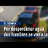 Un sujeto que pasaba por la vía le reclamó al hombre que lavaba su vehículo. Luego, el tema pasó a los golpes.


SUSCRÍBETE: https://bit.ly/eltiempoYT 

Síguenos en nuestras redes sociales:
X: https://twitter.com/eltiempo 
Facebook: https://www.facebook.com/eltiempo 
Instagram: https://www.instagram.com/eltiempo 

El Tiempo
El Tiempo es el medio líder de noticias en Colombia, caracterizado por sus investigaciones y reportajes exclusivos, sobre:  justicia, deportes, economía, política, cultura, tecnología, innovación, cambio climático, entre otros eventos noticiosos en Colombia y el mundo.

Para mayor información ingresa a: https://www.eltiempo.com 

Otros Canales de El Tiempo
Citytv: https://www.youtube.com/c/citytvbogota  
Bravissimo Citytv: https://www.youtube.com/c/BRAVISSIMOCITYTV  
Portafolio: https://www.youtube.com/user/PortafolioCO  
Futbolred: https://www.youtube.com/c/FutbolRedCO


https://www.youtube.com/c/ElTiempo

#ElTiempo #Agua #Racionamiento