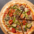 Sobre el boulevard Caseros, The Pizza Only True Love ofrece grandes versiones sin proteína animal.