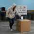 Una mujer vota en la consulta popular en Ecuador.
