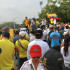 Ciudadanos se congregan en la estatua de Joe Arroyo en el norte de la ciudad para manifestar su descontento con el gobierno Petro.