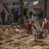 Trabajadores sanitarios desentierran cadáveres hallados en el Hospital Nasser, en el sur de Gaza.