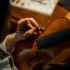 Ayoung An trabaja meticulosamente con herramientas y sustancias para hacer que un violín luzca más antiguo.