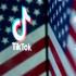 Logotipo de TikTok reflejado en una imagen de la bandera estadounidense.