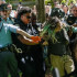 Agentes de policía arrestan a una manifestante este jueves durante una protesta pro Palestina contra la guerra en Gaza en la Universidad de Emory en Atlanta, Georgia. 