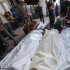 Palestinos lloran ante los cuerpos de familiares muertos en el bombardeo israelí, en el hospital al-Najjar en Rafah, en el sur de la Franja de Gaza, el 25 de abril de 2024, en medio del conflicto en curso entre Israel y el grupo militante palestino Hamás.