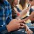 ¿Llegó la hora de revaluar el uso de celulares y redes sociales en colegios?