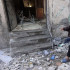 Una mujer palestina inspecciona la destrucción alrededor de una casa que fue alcanzada por un bombardeo israelí en Rafah. 