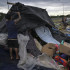 Personas que quedaron sin hogar por la inundación montan un campamento improvisado en una carretera en Porto Alegre.