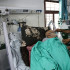 Un enfermero atiende a un paciente en el hospital indonesio de Beit Lahya, en el norte de la Franja de Gaza.