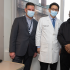 Slayman con (de izquierda a derecha) la Dra. Nahel Elias, jefa interina de la División de Cirugía de Trasplantes, el Dr. Tatsuo Kawai, director del Centro Legoretta para la Tolerancia Clínica de Trasplantes, y el Dr. Leo Riella, director médico de trasplantes de riñón.