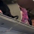 La mujer solo observó a los pasajeros.