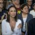 La líder opositora María Corina Machado (i) aplaude junto al candidato presidencial Edmundo González Urrutia (d) este jueves en Caracas (Venezuela).