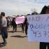 Transportistas protestan contra el gobierno boliviano por la escasez de dólares en el país este lunes, en Santa Cruz (Bolivia).