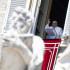 El Papa Francisco dirige la oración del Regina Caeli desde la ventana de su despacho que da a la Plaza de San Pedro, Ciudad del Vaticano.
