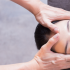 Este masaje facial ayuda a rejuvenecer la piel y promueve la relajación ayudando a reducir el estrés.