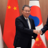 El Presidente de Corea del Sur, Yoon Suk Yeol (R), saluda al Primer Ministro chino Li Qiang durante una reunión en la Oficina Presidencial en Seúl, Corea del Sur,