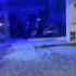Dos hombres a bordo de una moto lanzaron un artefacto explosivo en contra de concesionario de motos.