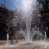Una persona se baña en una fuente de agua en California.