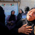 Los familiares de las víctimas lloran durante una procesión funeraria tras los ataques israelíes. 
