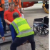 Juan Gonzalo Botero fue cargado silla de ruedas para poder abordar su vuelo hacia Bogotá.