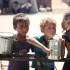 Niños esperan que se distribuyan alimentos en un campamento para desplazados internos en Khan Yunis, en el sur de la Franja de Gaza.
