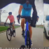 El video fue capturado por una cámara instalada en la mochila de otro ciclista que participaba de la actividad.