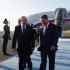 El primer ministro kazajo, Olzhas Bektenov, da la bienvenida al presidente de Rusia, Vladimir Putin, a la llegada del líder ruso al aeropuerto de Astaná.