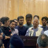 FOTODELDÍA Dhaka (Bangladés), 08/08/2024.- El premio Nobel Muhammad Yunus (c) habla con los medios en Dhaka, Bangladesh, este jueves. Se esperaba que Yunus jurara como jefe del gobierno interino de Bangladesh el 08 de agosto después de que la ex primera ministra Sheikh Hasina renunciara y huyera del país en medio de violentas protestas por el sistema de cuotas laborales del gobierno.EFE/ Monirul Alam