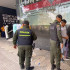 La Policía Metropolitana de Barranquilla realiza requisas en la calle.
