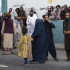 Mujeres afganas salen a las calles cubiertas con el burka durante el tercer aniversario del ascenso del talibán, en Kabul el 14 de agosto.