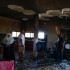 Palestinos en una de las casas destruidas por colonos israelíes en Cisjordania.