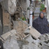 Mujer Palestina inspecciona las ruinas en Cisjordania.