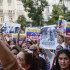 Varias personas participan en una concentración convocada en la Plaza de las Cortes en Madrid para reivindicar la victoria en los comicios del pasado 28 de julio de Edmundo González Urrutia.