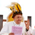 El Papa Francisco (I), ataviado con un tocado papú, asiste a un encuentro con los fieles de la diócesis de Vanimo en la explanada frente a la catedral de la Santa Cruz en Vanimo, Papúa Nueva Guinea, 08 de septiembre de 2024. El Papa Francisco viaja del 02 al 13 de septiembre para realizar visitas apostólicas a Indonesia, Papúa Nueva Guinea, Timor Oriental y Singapur.